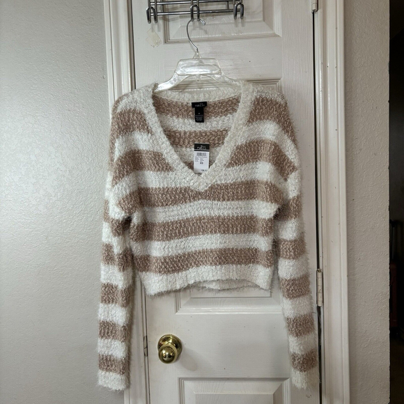 Rue 21 XS/S NWT Pullover Super Soft Crop Sweater W V Neck & Long Sleeves - Picture 1 of 8